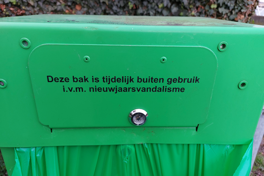 Foto dichte afvalbak groen (1)